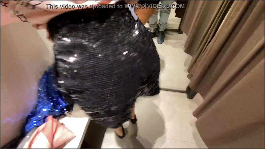 Cocksquirt wichst ihre gepiercte Möse und pisst