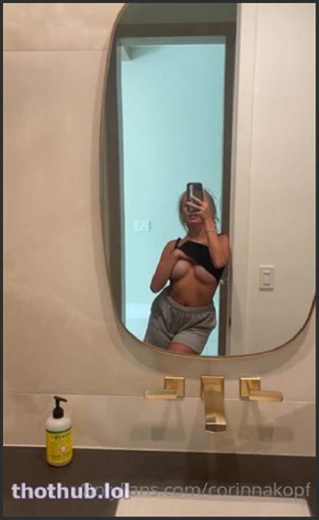 Corinna Kopf Amateurin spielt mit ihrer Muschi