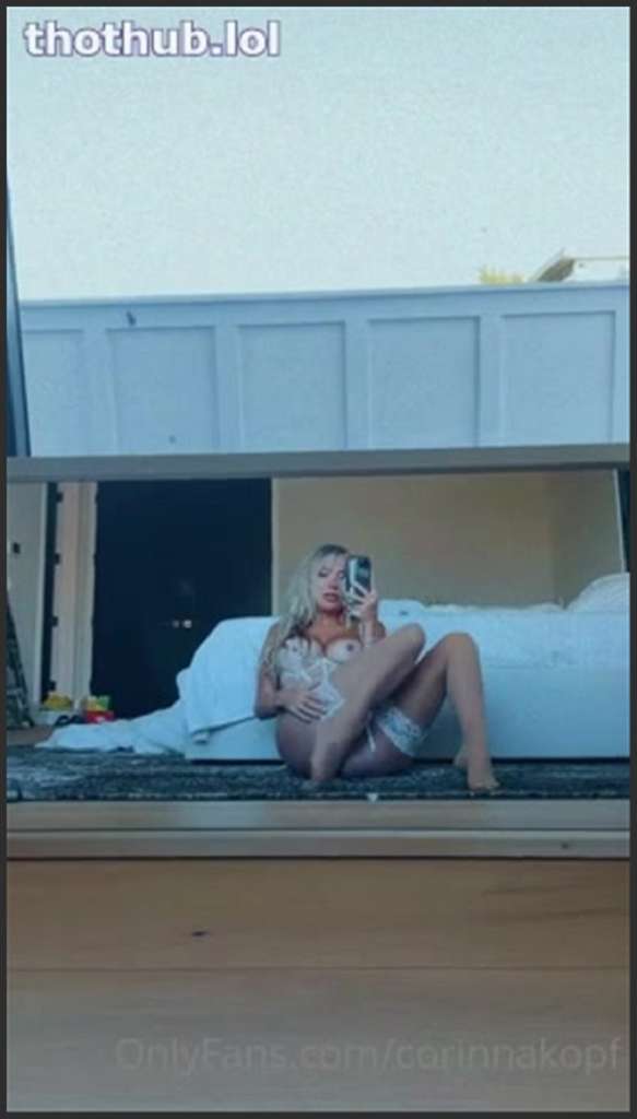 Corinna Kopf und Möse für die Kamera gebumst