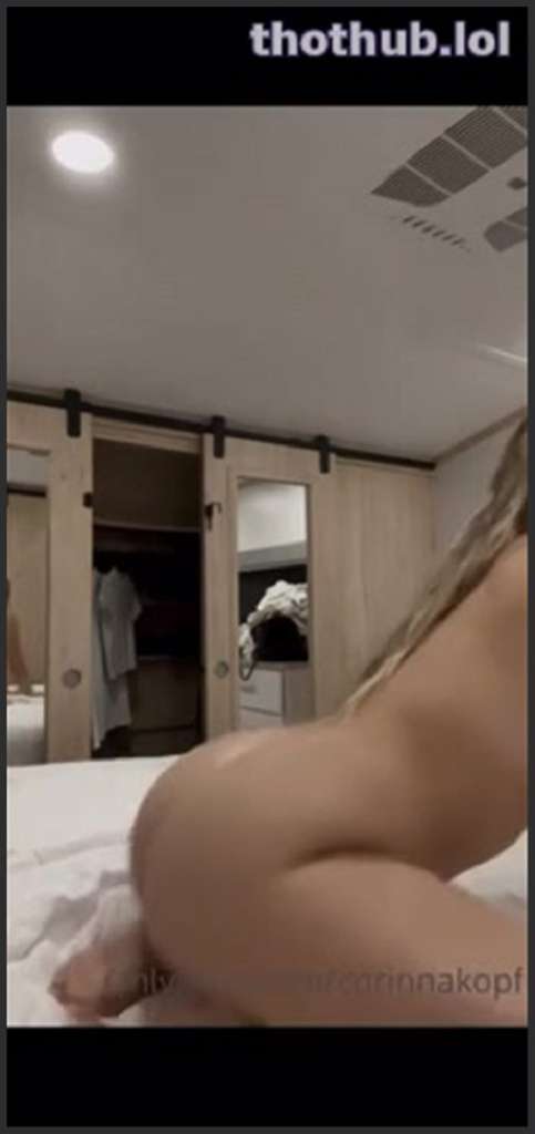 Corinna Kopf der Küche mit zwei heißen Schwestern