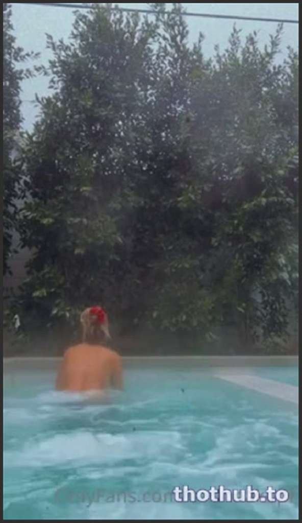 Corinna Kopf rubbelt seinen harten Pimmel und stimuliert ihre Klit