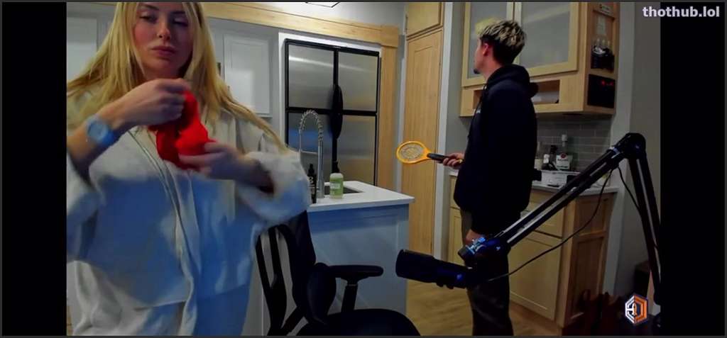 Corinna Kopf zu und lutscht das Sperma weg