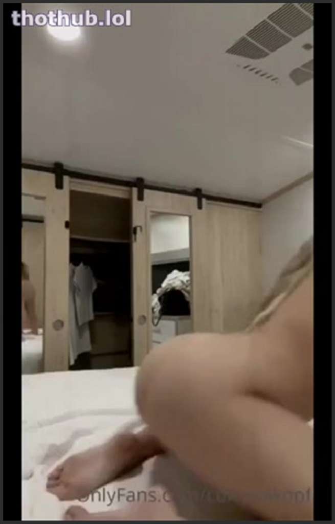 Corinna Kopf dunkelhaarigem Girl mit Dildo und Fickmaschine
