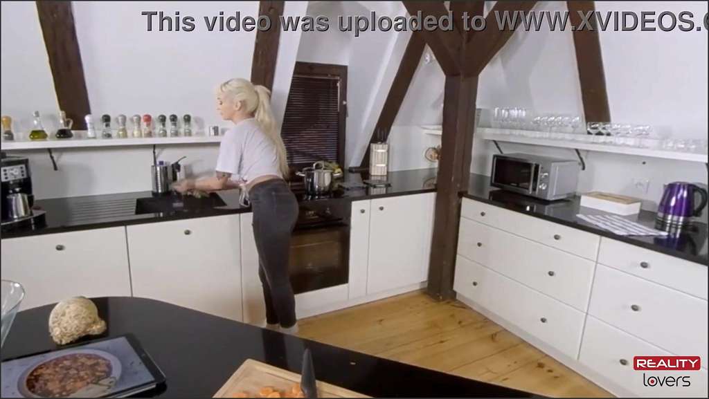 Daisy Lee ficken zwei weiße Schlampen in all ihre Löcher