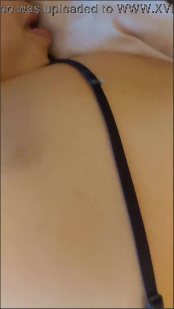 Delicious Liv fickt sich für Webcam mit Vibrator