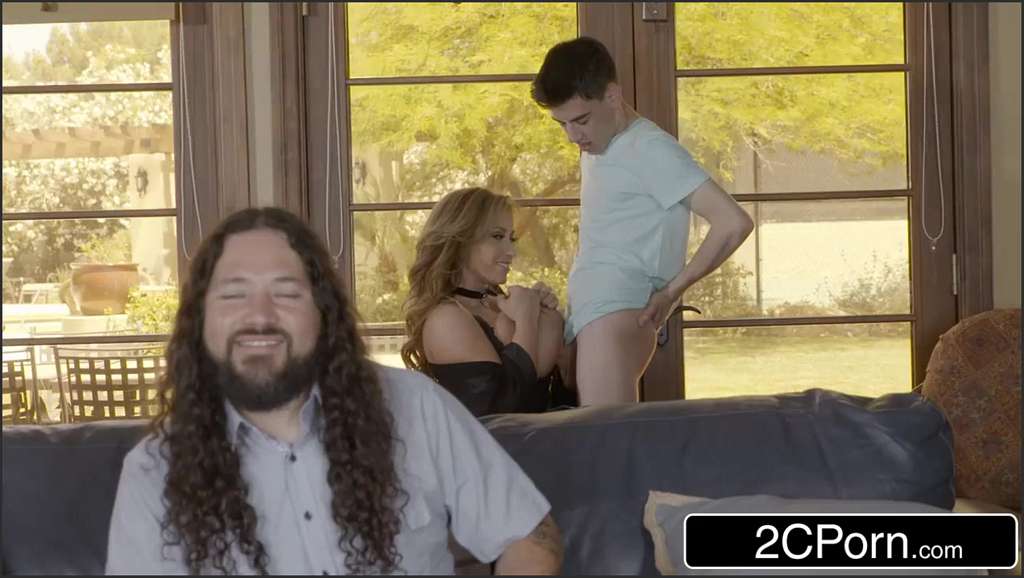 Eva Notty wird im Stehen von Bill Bailey genagelt