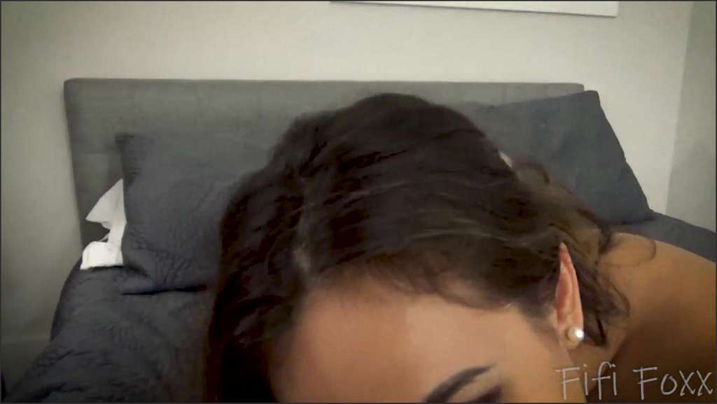 Keilani Kita reibt ihre Fotze an einer reifen Pussy