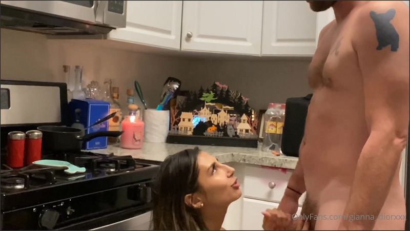 Gianna Dior wird in der Küche hart gefickt